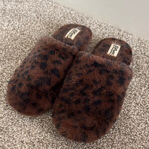Leopard Print Fuzzy Slippers